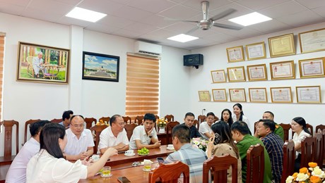 ĐẢNG ỦY, UBND CÁC PHƯỜNG ĐẾN THĂM, CHÚC MỪNG CÔNG TY NHÂN KỶ NIỆM 22 NĂM NGÀY DOANH NHÂN VIỆT NAM
