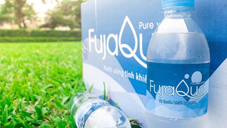 Nhiều doanh nghiệp bỏ màng co nhựa trên nước đóng chai để bảo vệ môi trường